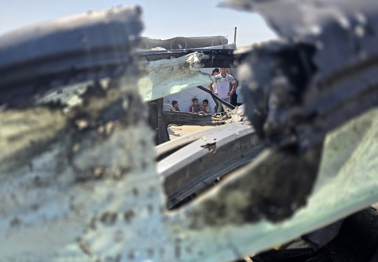Gazatíes de Khan Yunis tras uno de los ataques de fuerzas israelíes a uno de los campos de desplazados