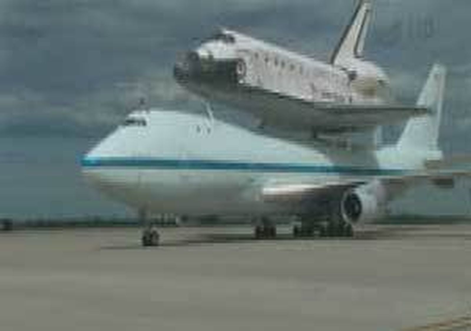 El Discovery aterriza en el aeropuerto de Dulles tras su último vuelo