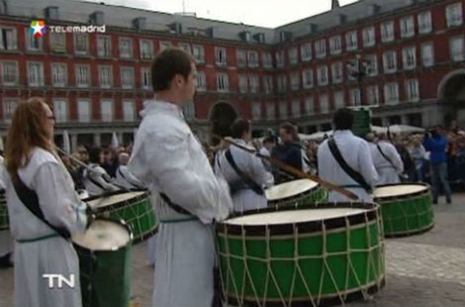 La Plaza Mayor retumba con la tamborrada