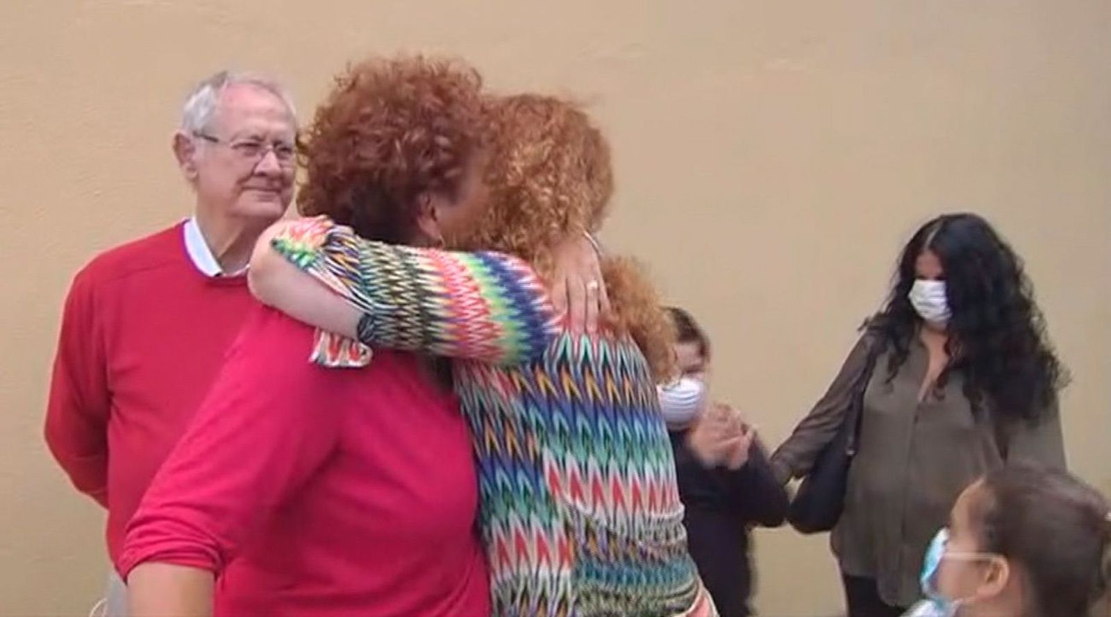 Consejos para el reencuentro familiar: Los besos y abrazos tendrán que esperar