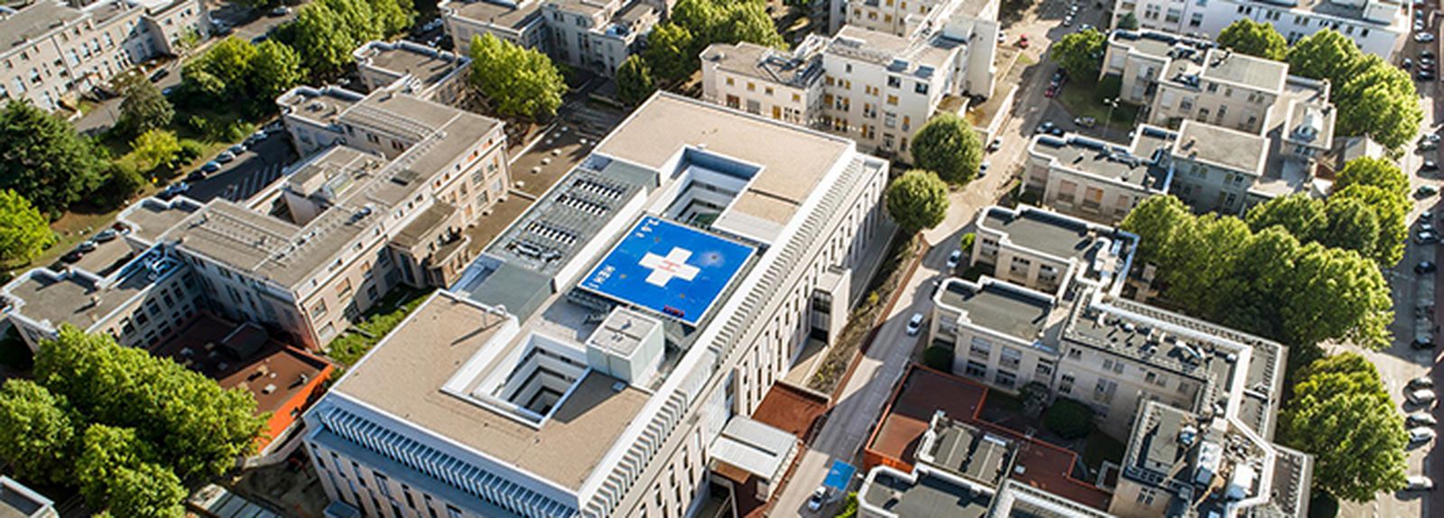Un hombre amputado recibe un trasplante de los brazos y los hombros en Lyon