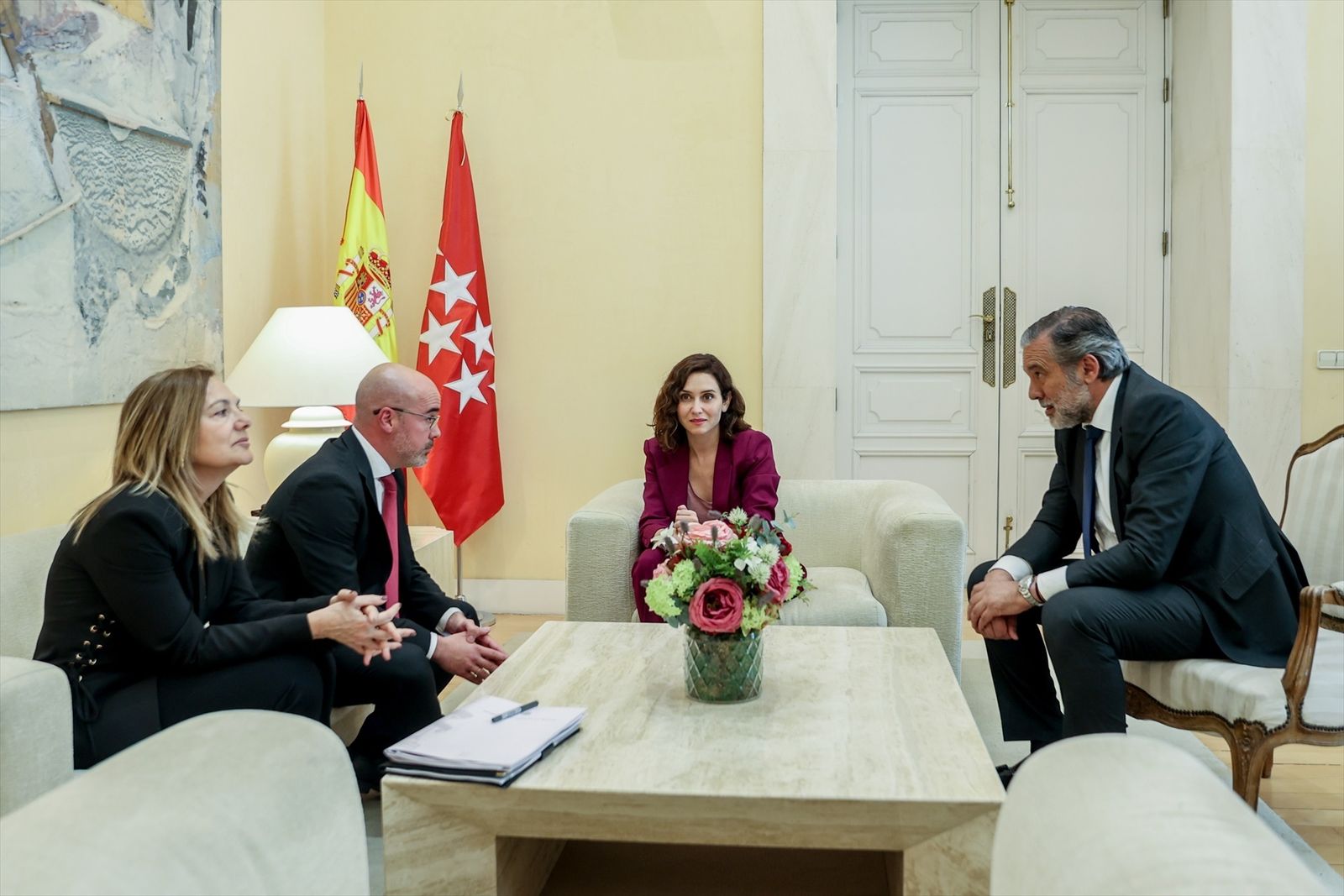 Imagen de la primera reunión mantenida con el nuevo delegado del Gobierno en Madrid