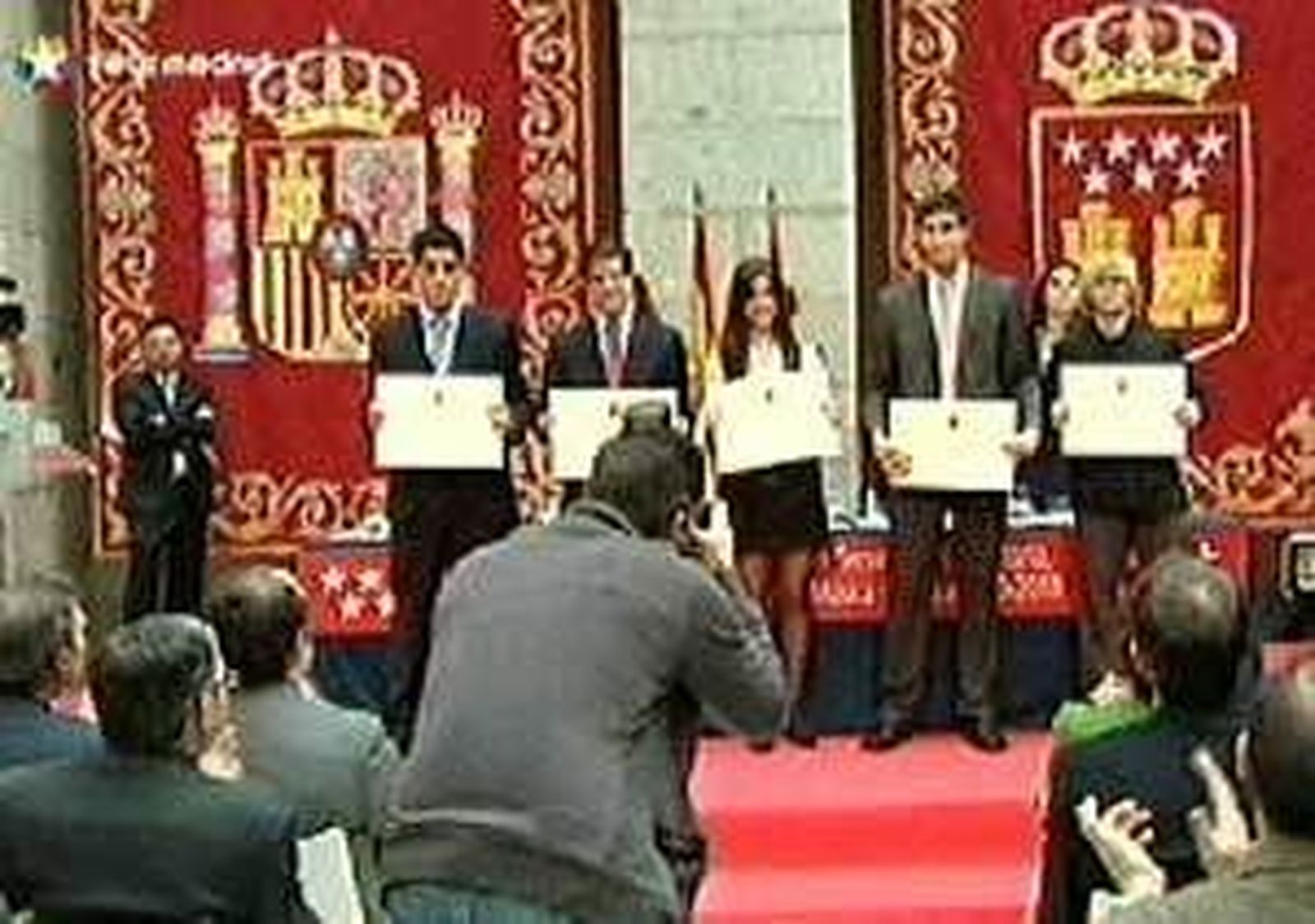 Aguirre entrega sus premios a los 76 alumnos más sobresalientes de la Comunidad