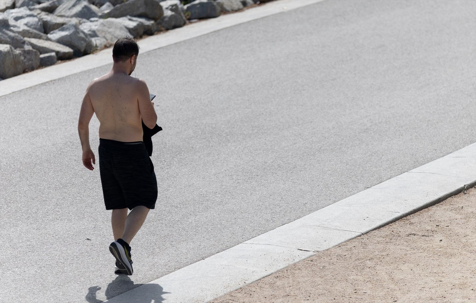 Un hombre pasea por Madrid Río