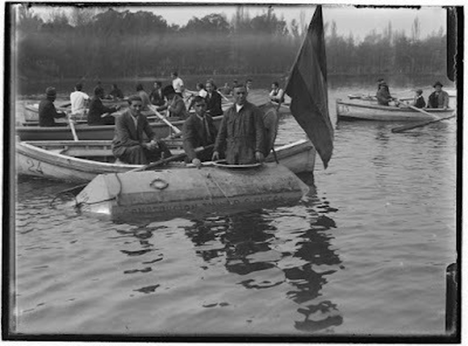 El submarino botado en el lago de la Casa de Campo, en 1932