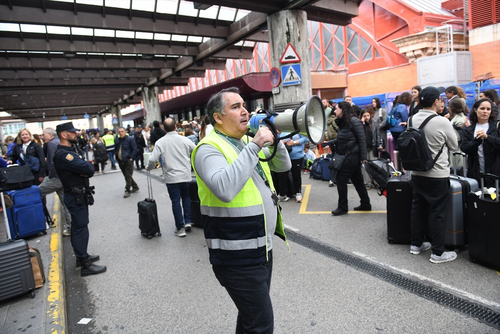 Un trabajador de Renfe con un megáfono en las inmediaciones de la estación de Atocha-Almudena Grandes
