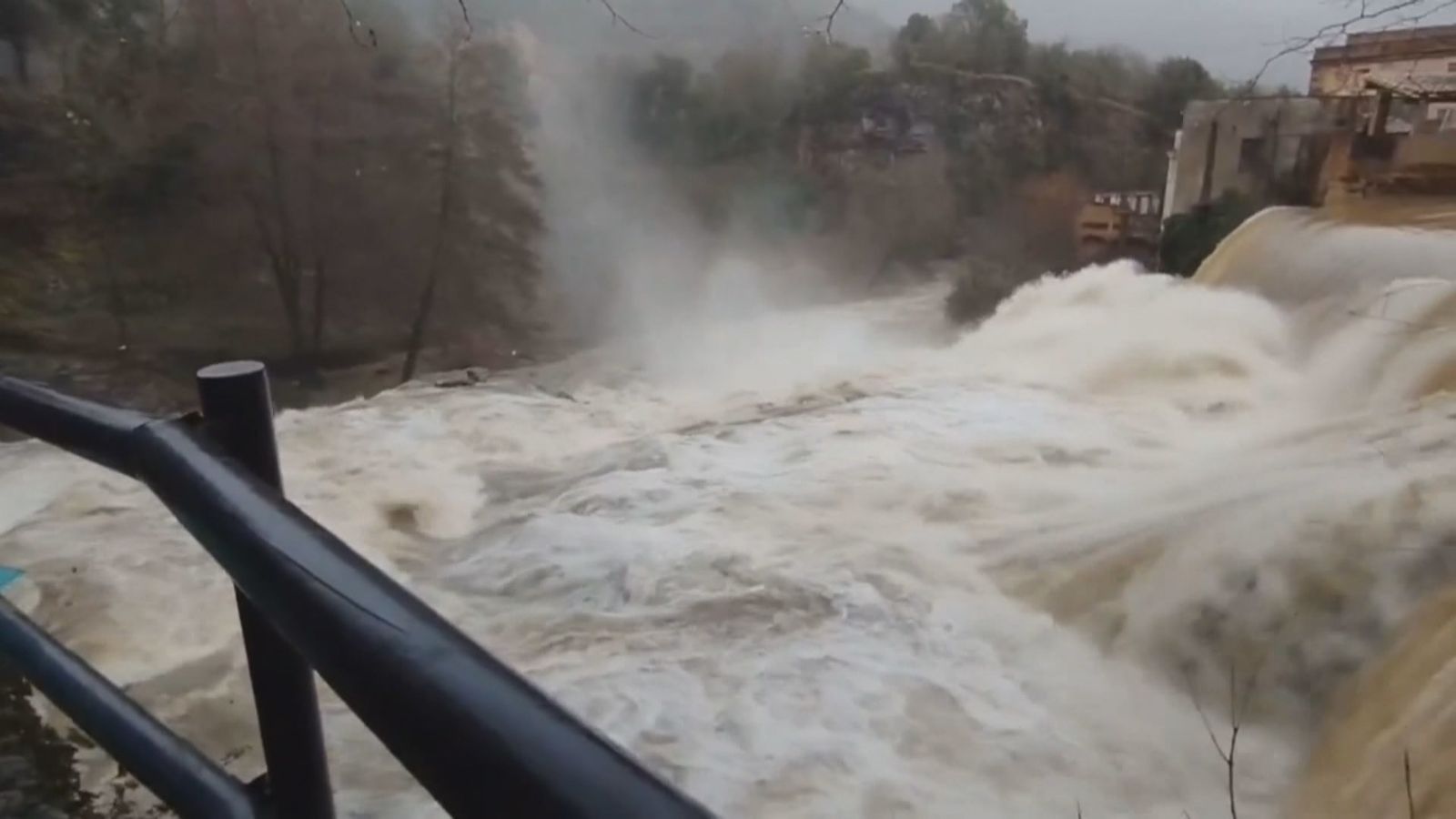 Fuertes lluvias causan inundaciones