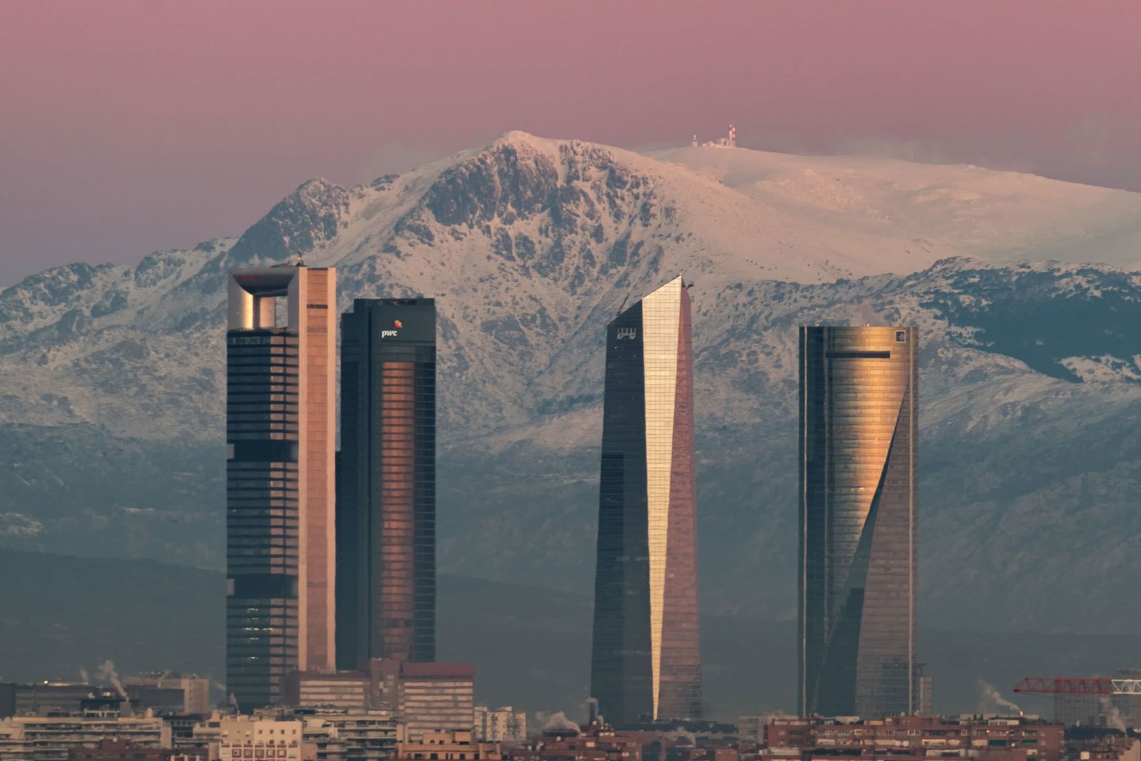 Las Cinco Torres de Madrid, con la sierra de Guadarrama y la Bola del Mundo al fondo