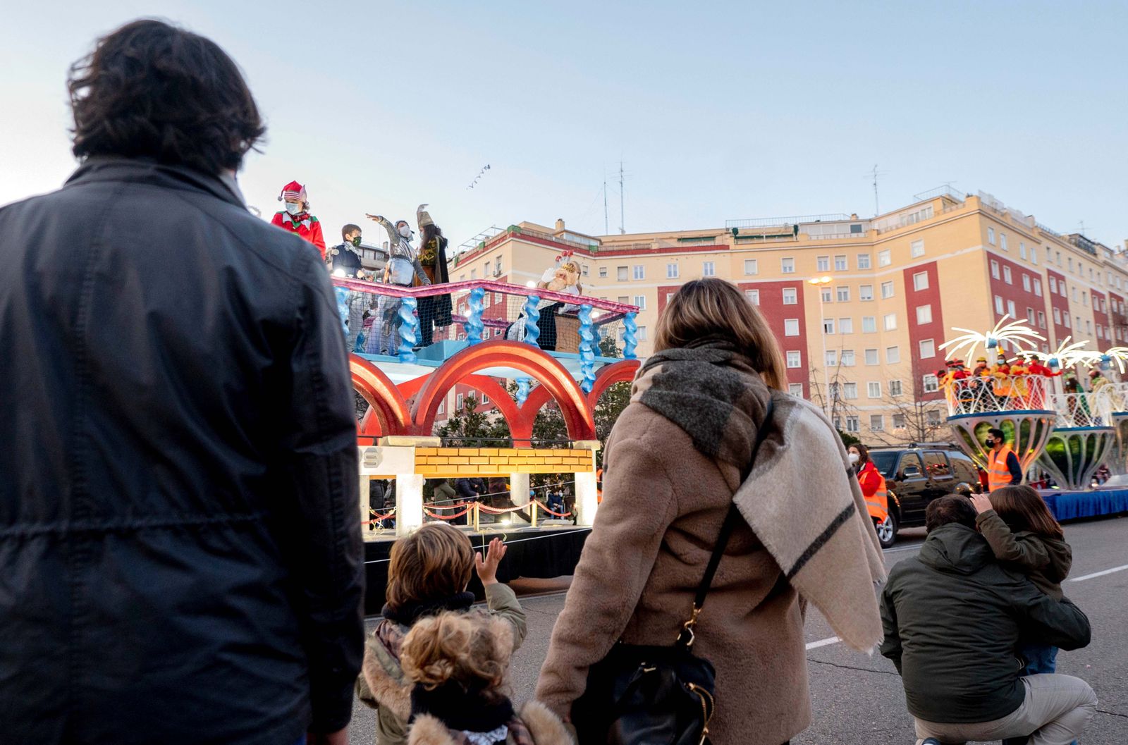 Un grupo de personas asiste a la Cabalgata de Reyes 2022 del distrito de Chamartín