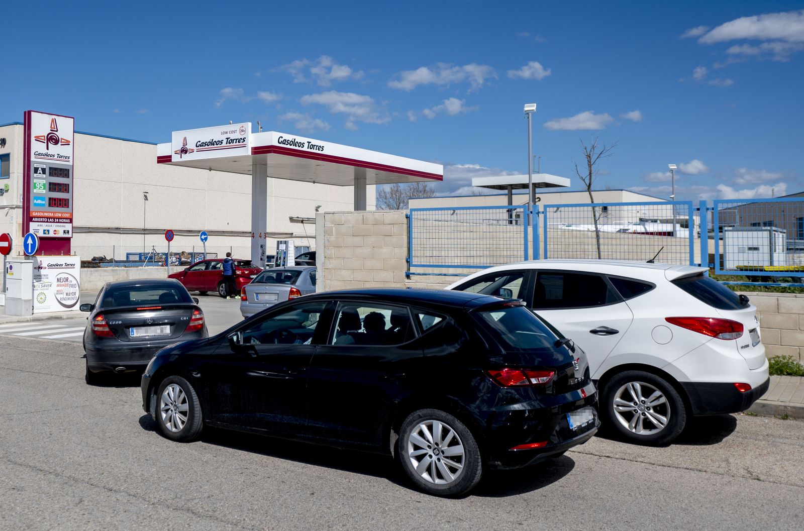 Varios coches en una gasolinera