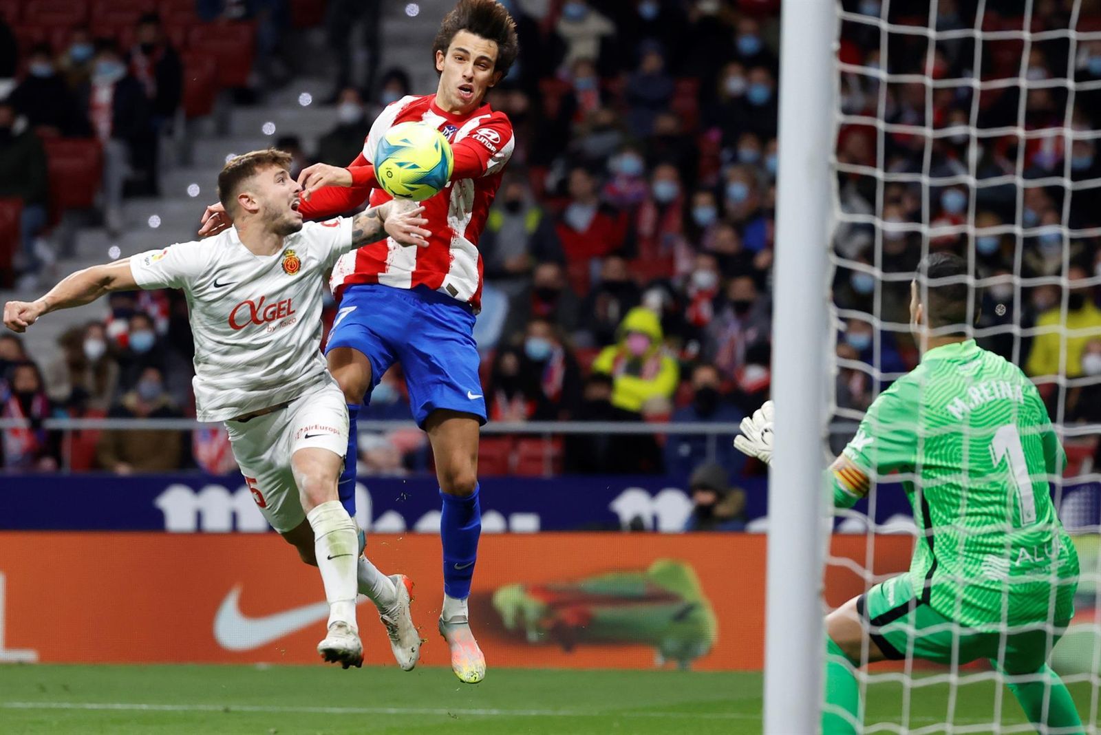 El centrocampista del Mallorca Pablo Maffeo y el portugués del Atlético de Madrid Joao Félix