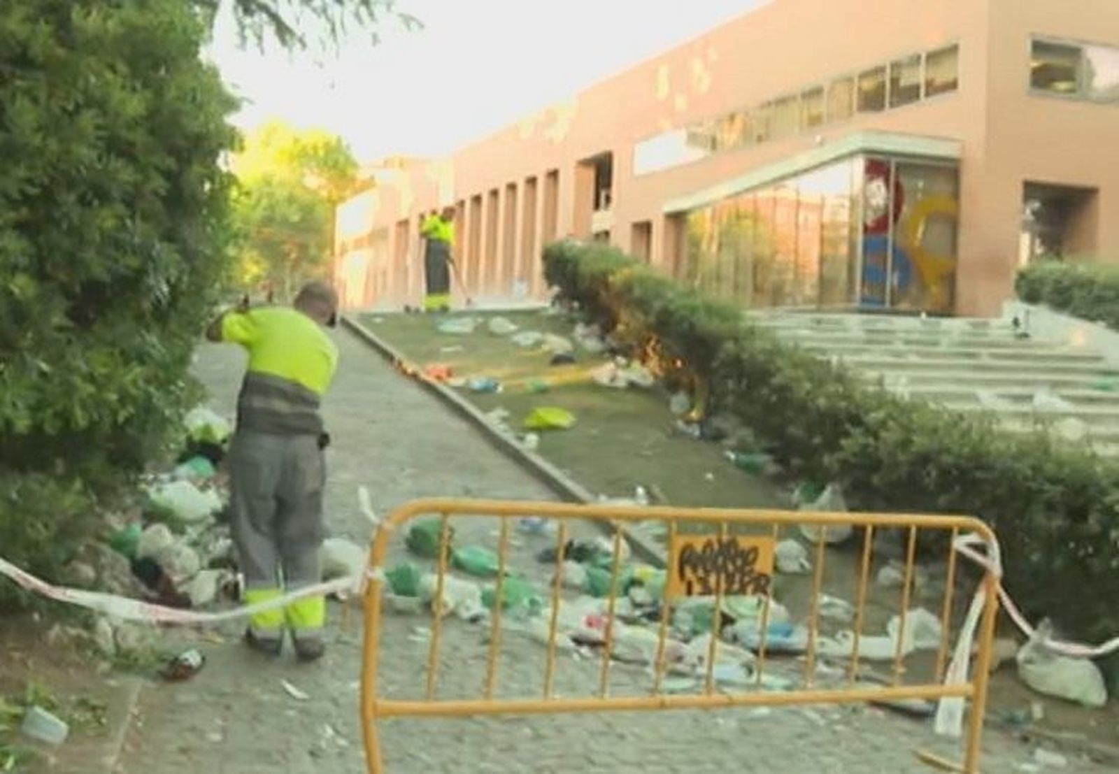 Ciudad Universitaria amanece con los restos del macrobotellón tras la EvAU