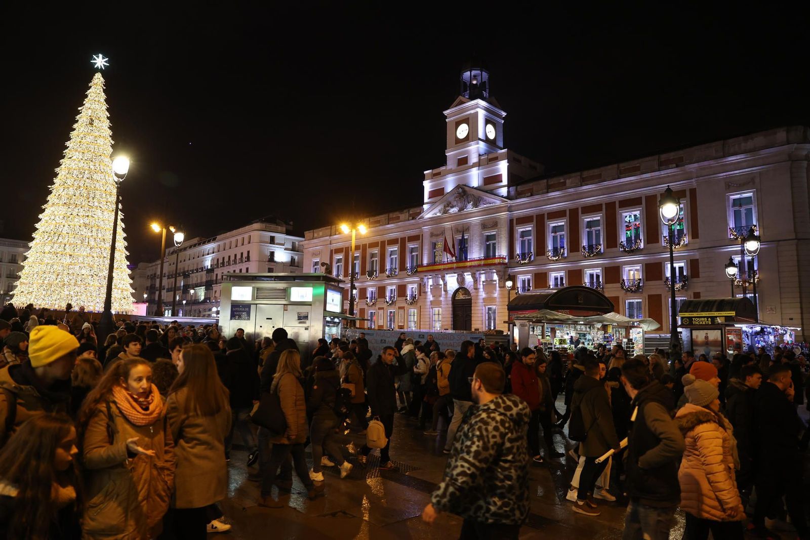 Sol abarrotada, colas en Doña Manolita, bares llenos... Madrid recupera su Navidad
