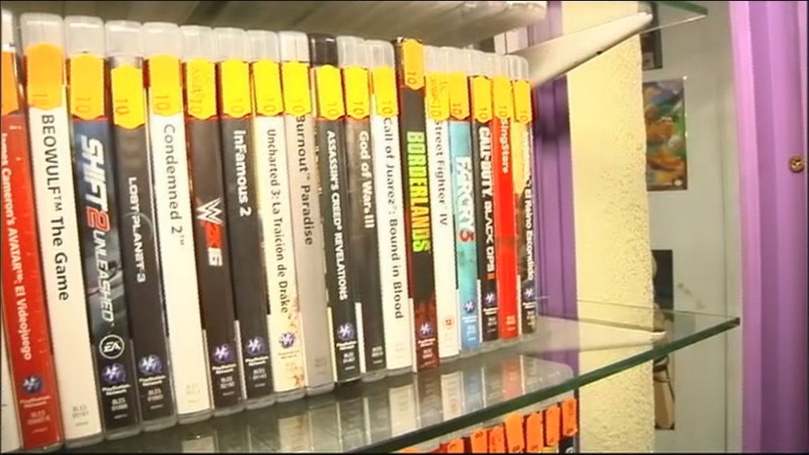Nos colamos en una tienda de videojuegos