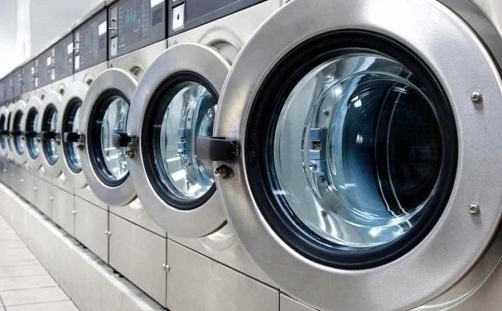 Máquinas de una lavandería autoservicio