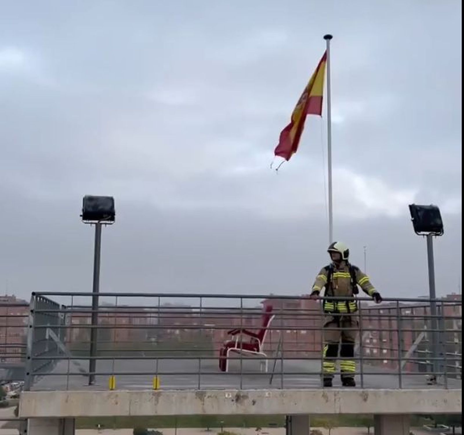 Bombero de Alcorcón en lo alto de la torre de maniobras del parque