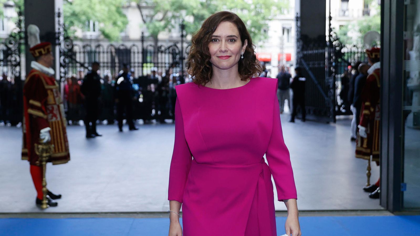 La presidenta de la Comunidad de Madrid y candidata a la reelección, Isabel Díaz Ayuso, sonríe a su llegada al acto de entrega de las Medallas de Honor y de Madrid del Ayuntamiento con motivo de la festividad de San Isidro
