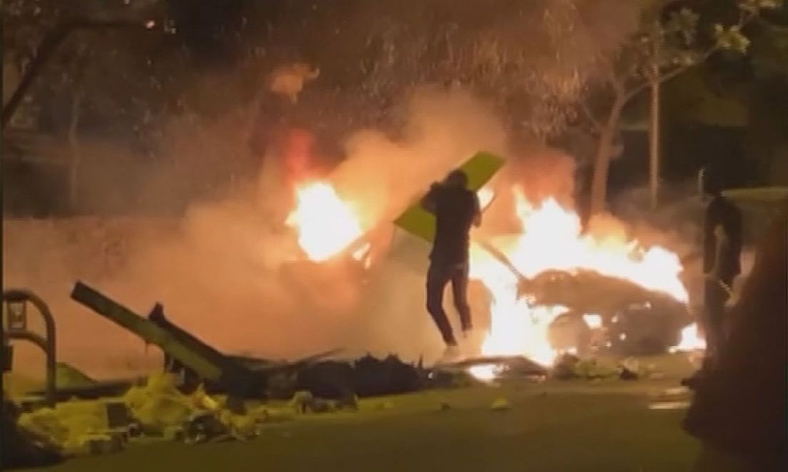 Vecinos de Vallecas se arriesgan para apagar el incendio provocado por unos vándalos en unos contenedores