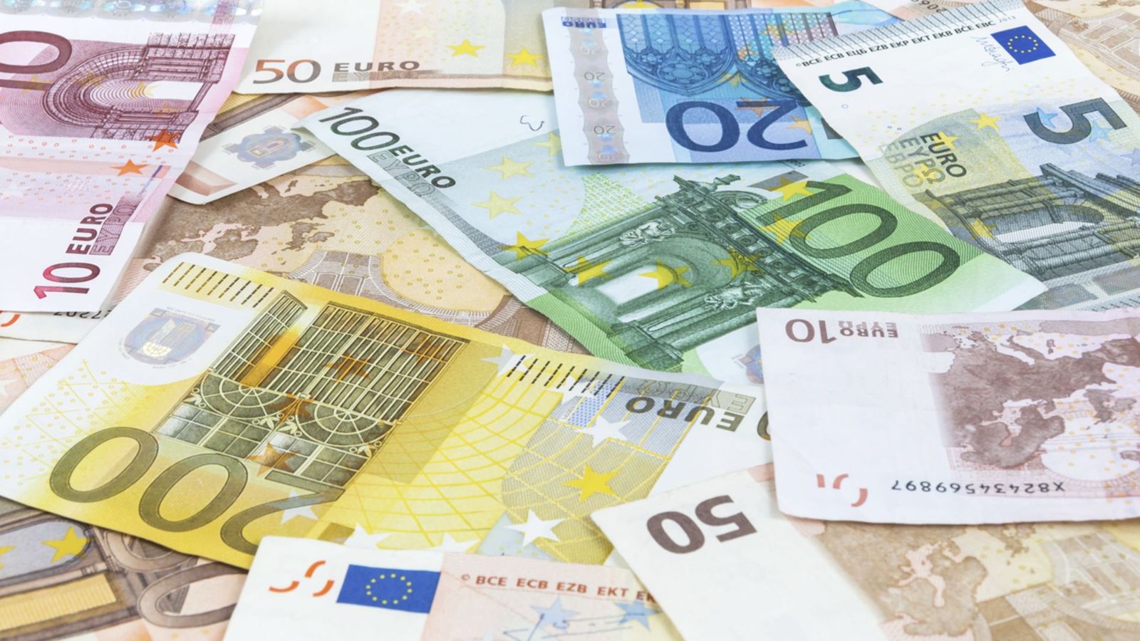 Los salarios de los jóvenes con menos formación caen a niveles de finales de los 90
