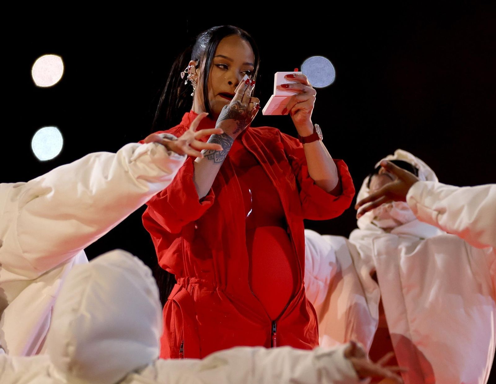 Rihanna publicita su marca Fenty durante la Super Bowl