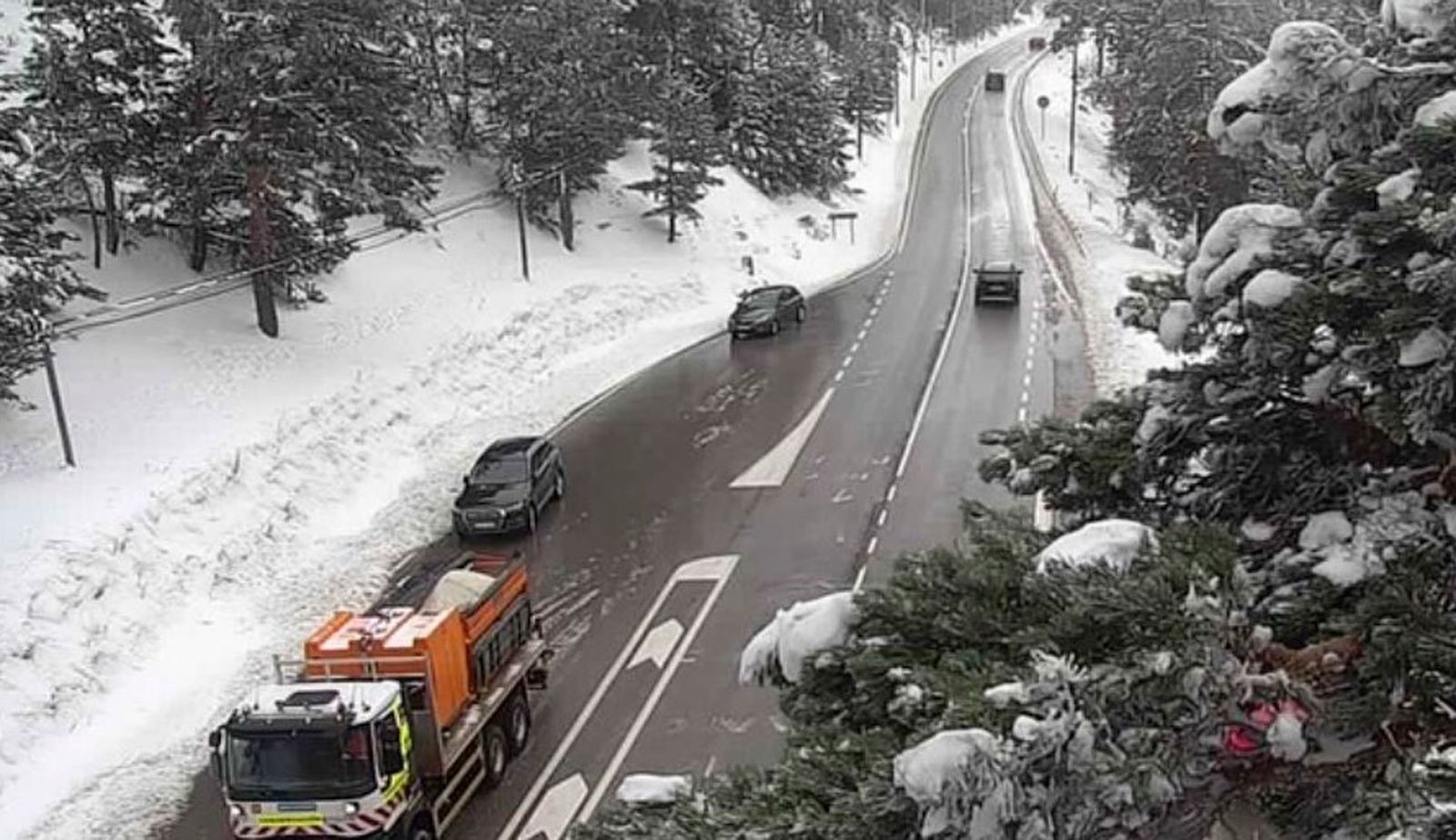 Una ventisca corta la M-601 a la altura del acceso al puerto de Navacerrada