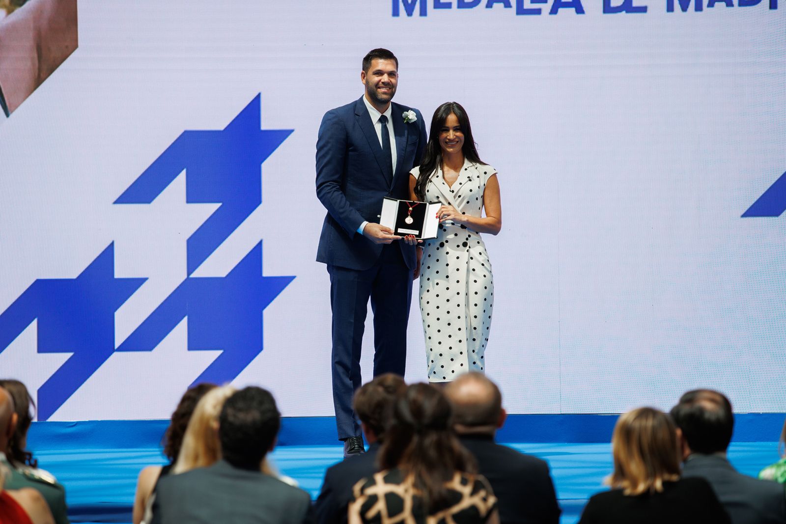 La vicealcaldesa de Madrid, Begoña Villacís, entrega la medalla al jugador de baloncesto, Felipe Reyes, durante el acto de entrega de las medallas de Honor, Oro y Plata durante la Festividad de San Isidro