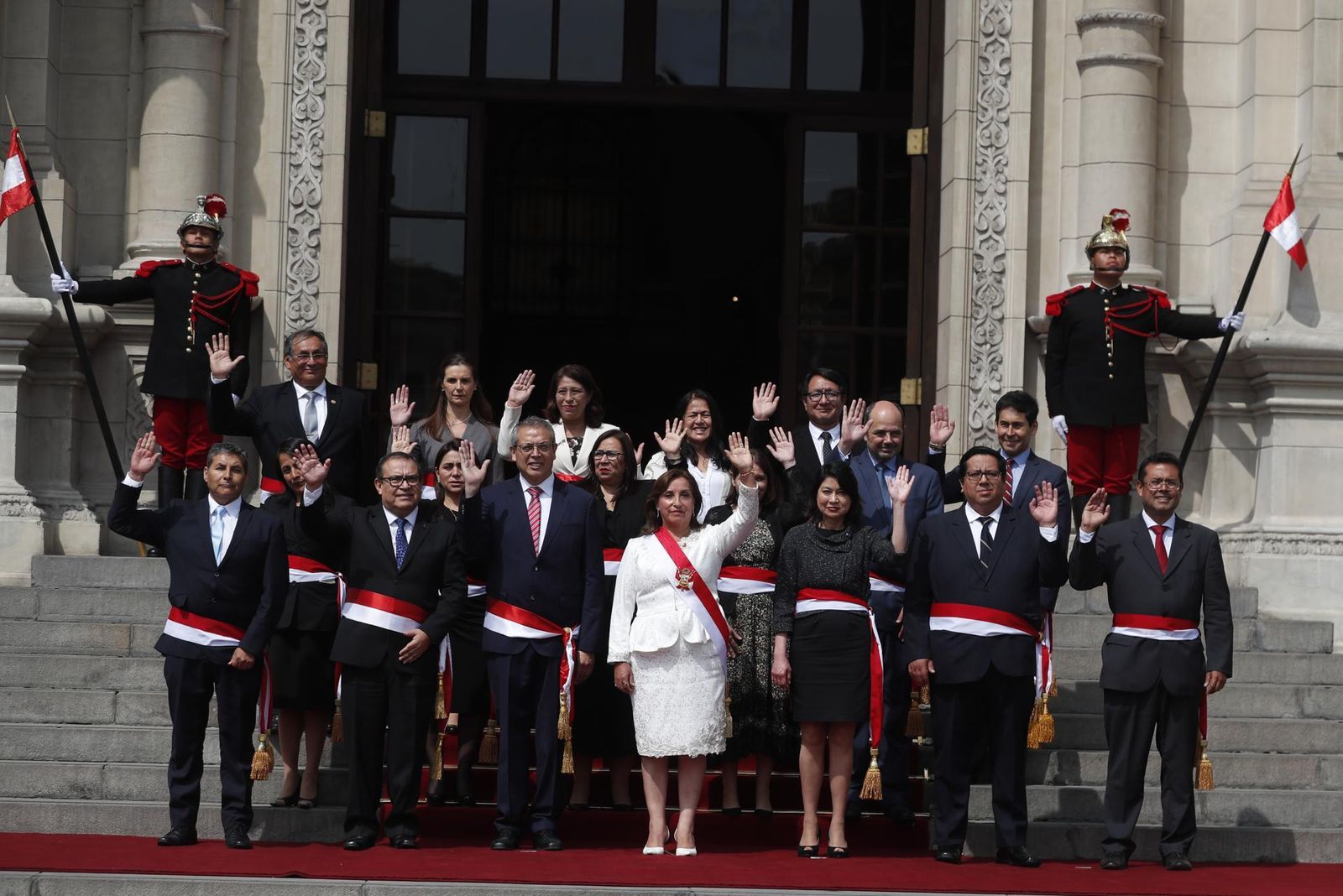 La presidenta de Perú, Dina Boluarte (c), posa con los recién nombrados ministros de su gabinete