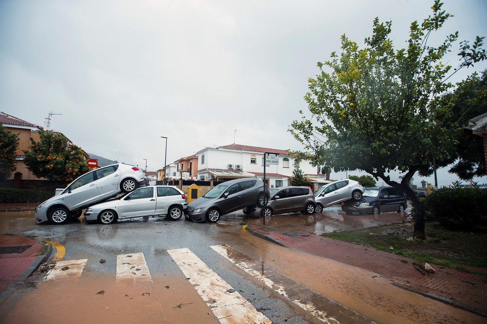 Coches amontonados y en aceras, "un tsunami" para los vecinos de Campanillas