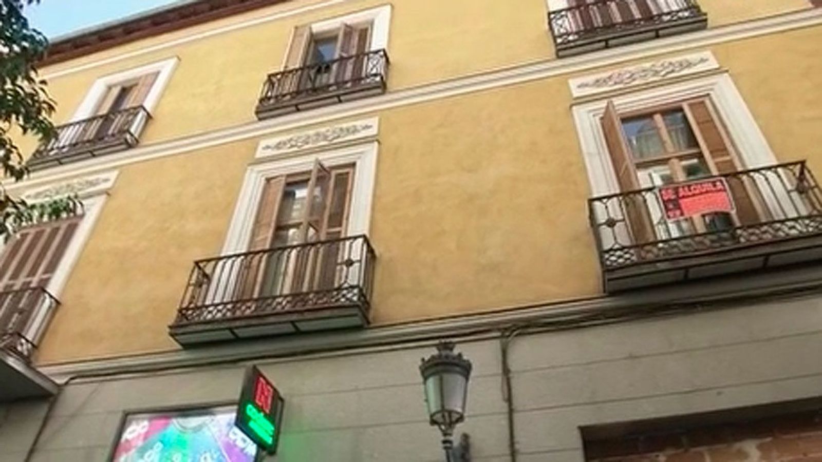 Precintados 39 pisos turísticos de la calle Príncipe que funcionaban como hotel ilegal