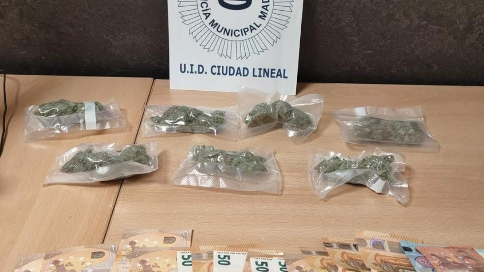 Marihuana y dinero requisado