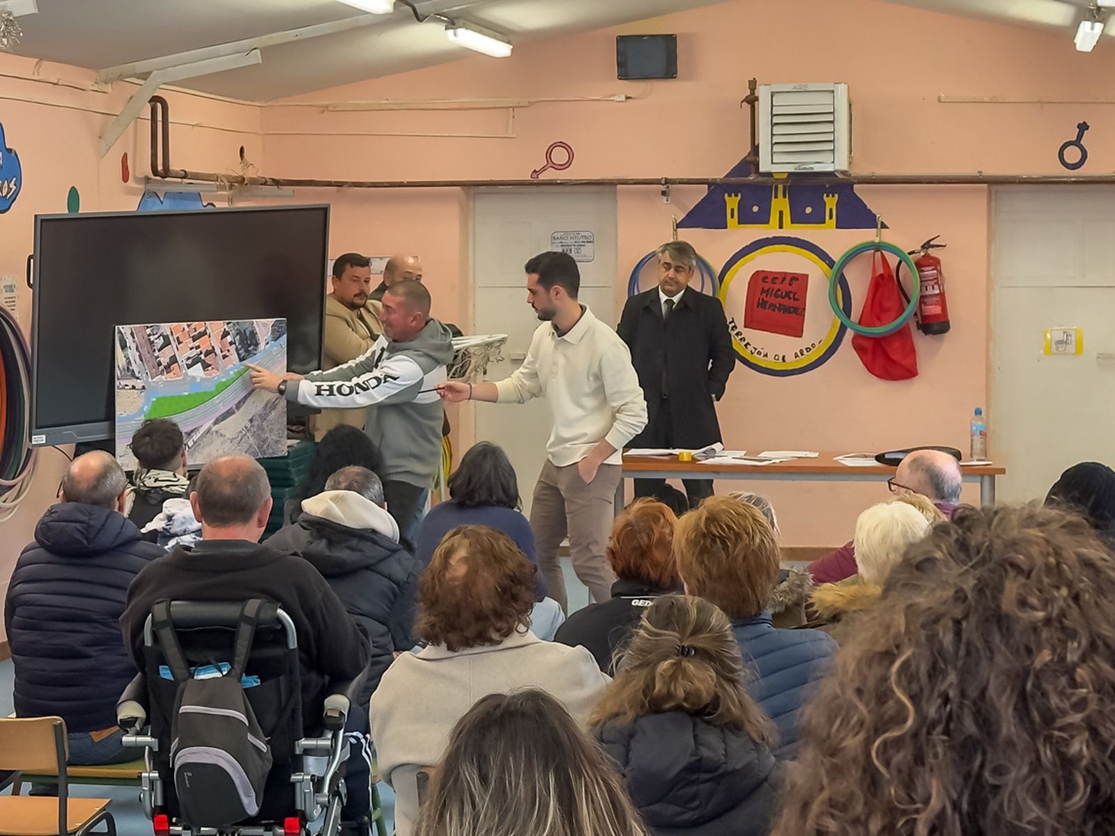 Reunión de los vecinos, el Ayuntamiento de Torrejón y la constructora de la Ronda Sur