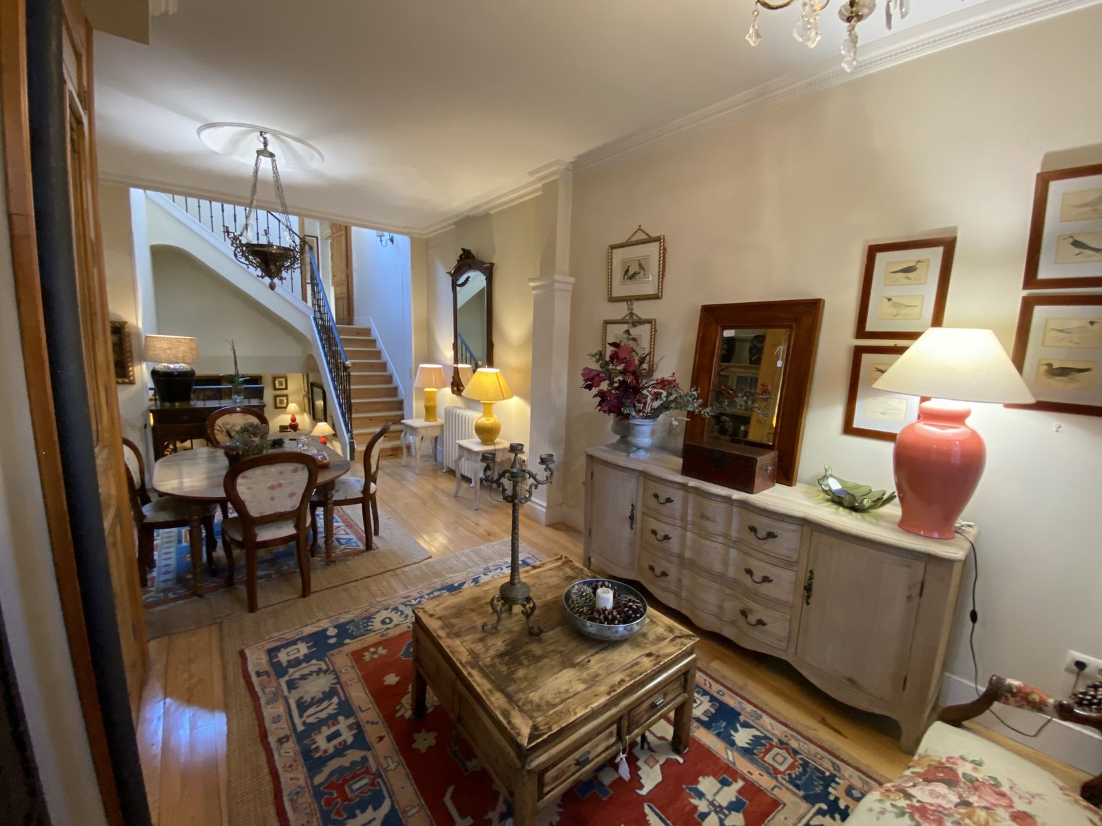 La casa tiene hasta 11 alturas diferentes, que equivalen a tres plantas. Con espacios amplios y luminosos. Aquí tenemos el salón.
