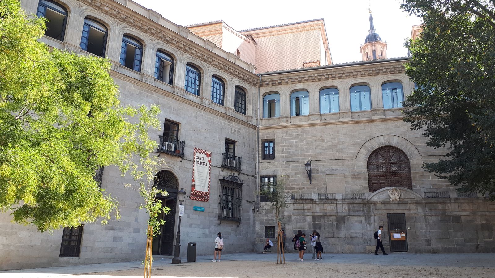 La Plaza de la Paja con el Palacio de los Vargas, hoy convertido en colegio