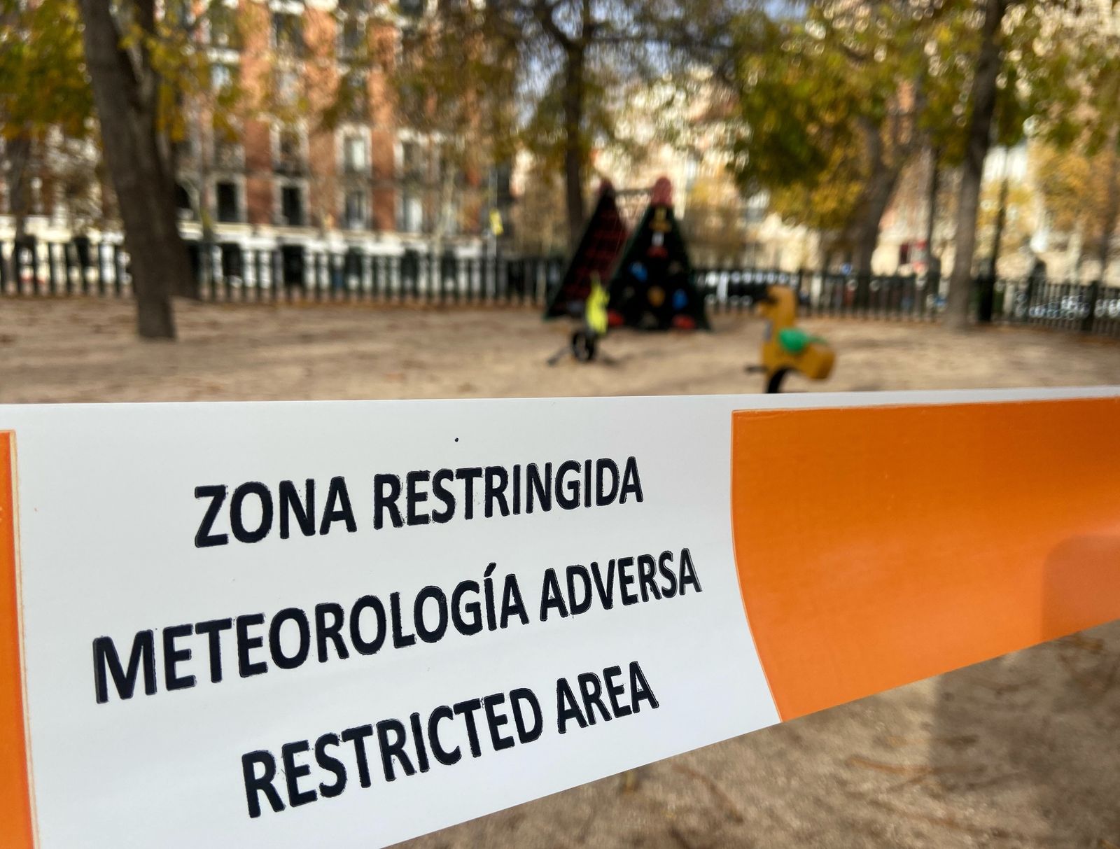 Zonas  balizadas en un parque de Madrid