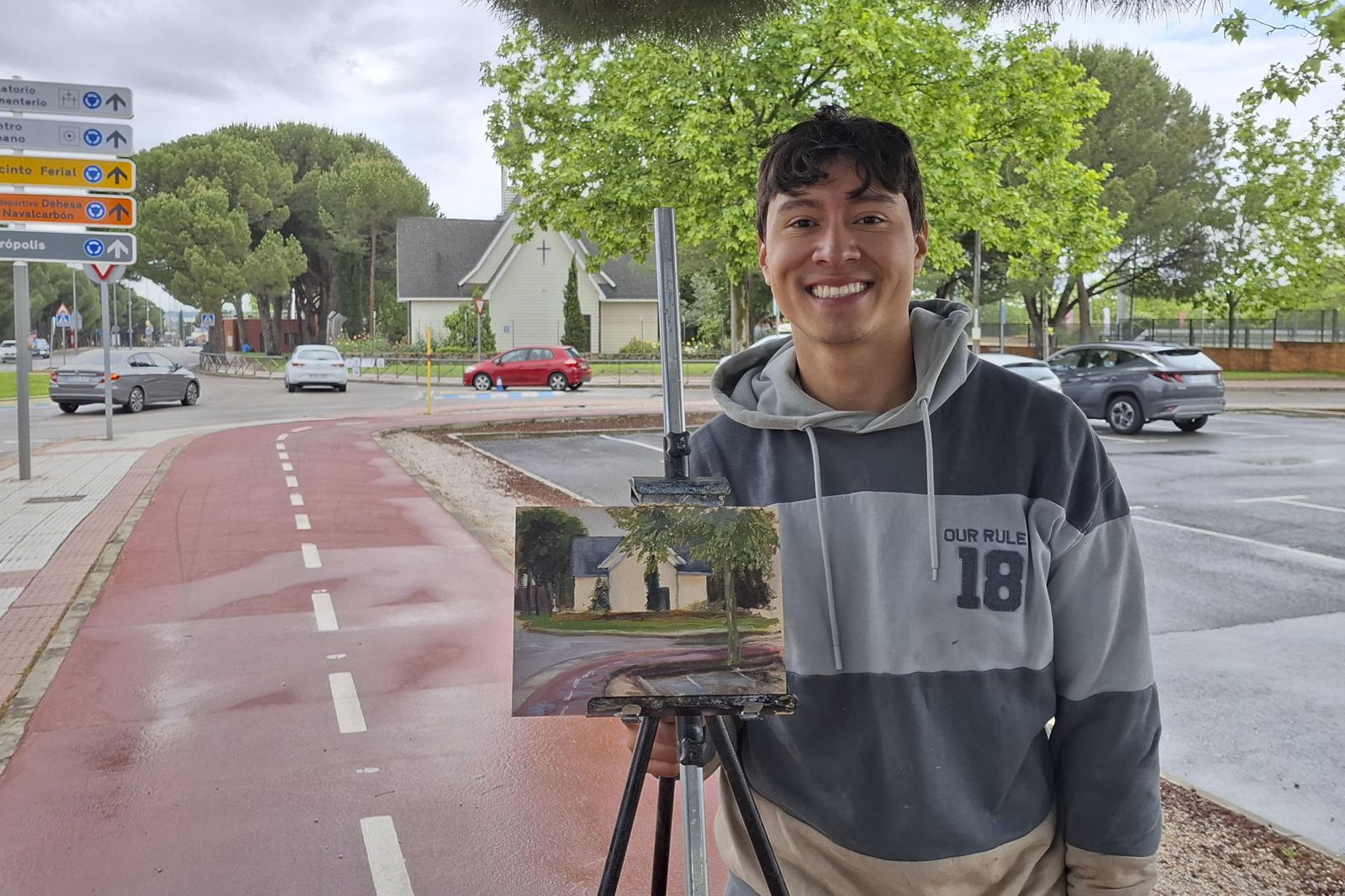 Anderson Romero muestra uno de los cuadros pintados en Las Rozas