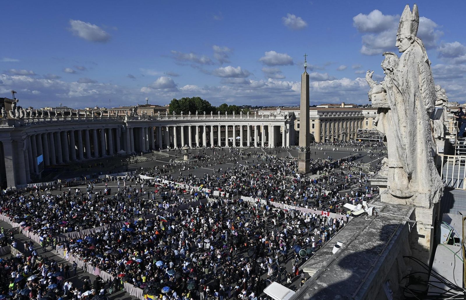 Más de 40.000 personas esperan con emoción el anuncio del nuevo papa