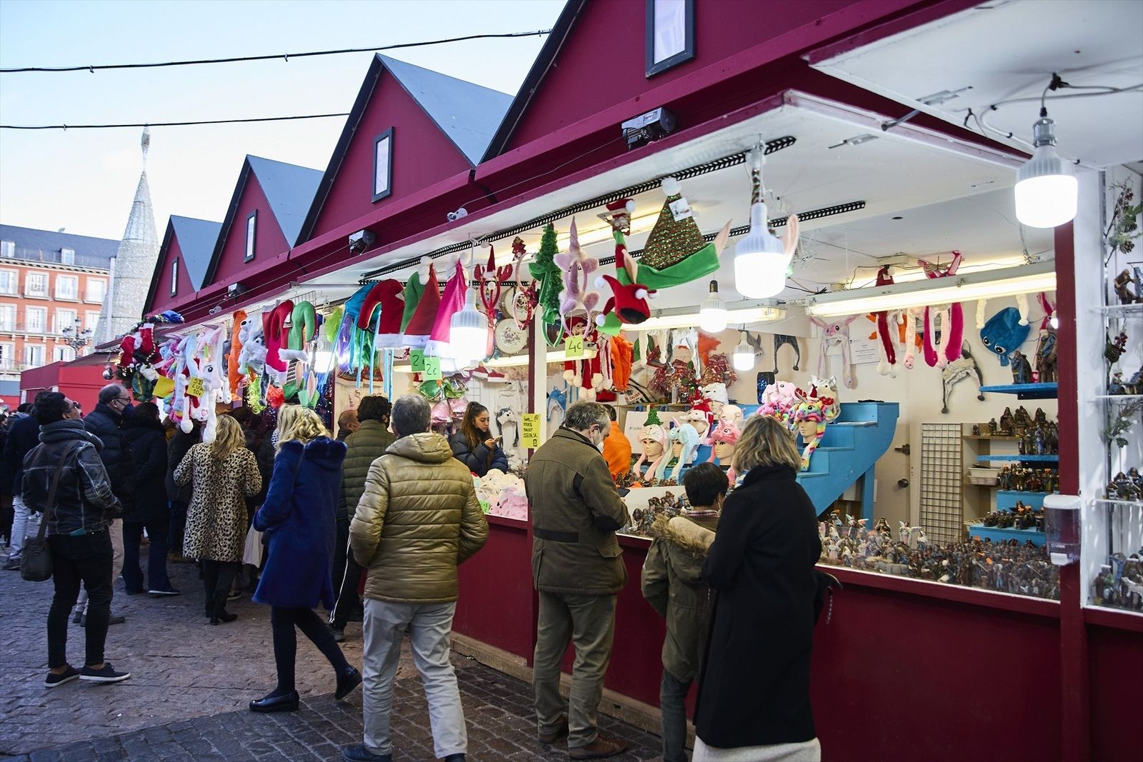 Ya se puede acceder al mítico mercadillo navideño de la Plaza Mayor