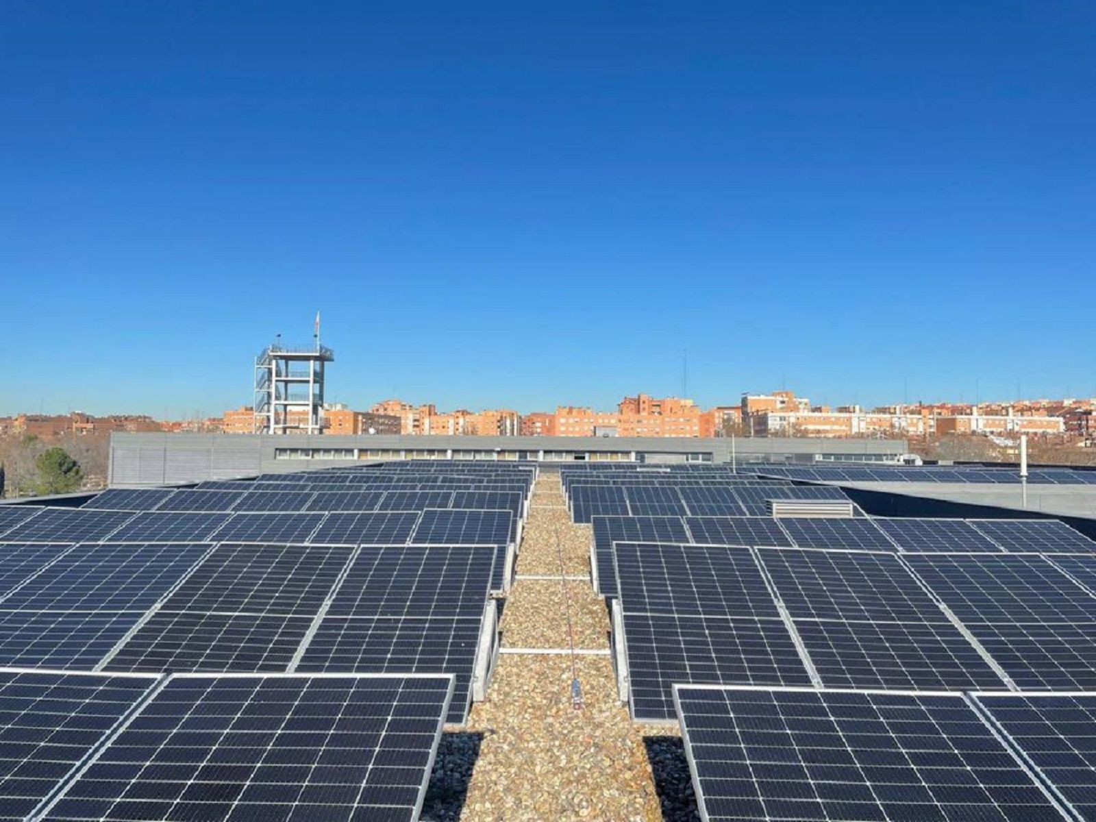 Paneles solares en la cubierta de un edificio de Alcorcón