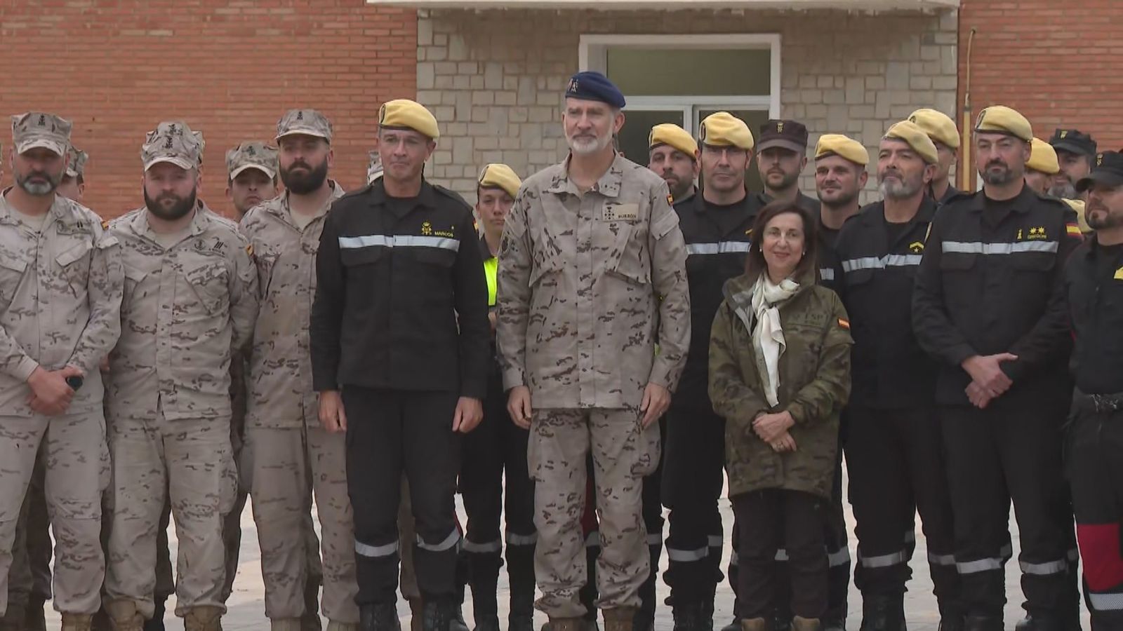 El Rey visita las unidades militares que están  desplegadas en las zonas afectadas por el paso de la DANA en la  provincia de Valencia