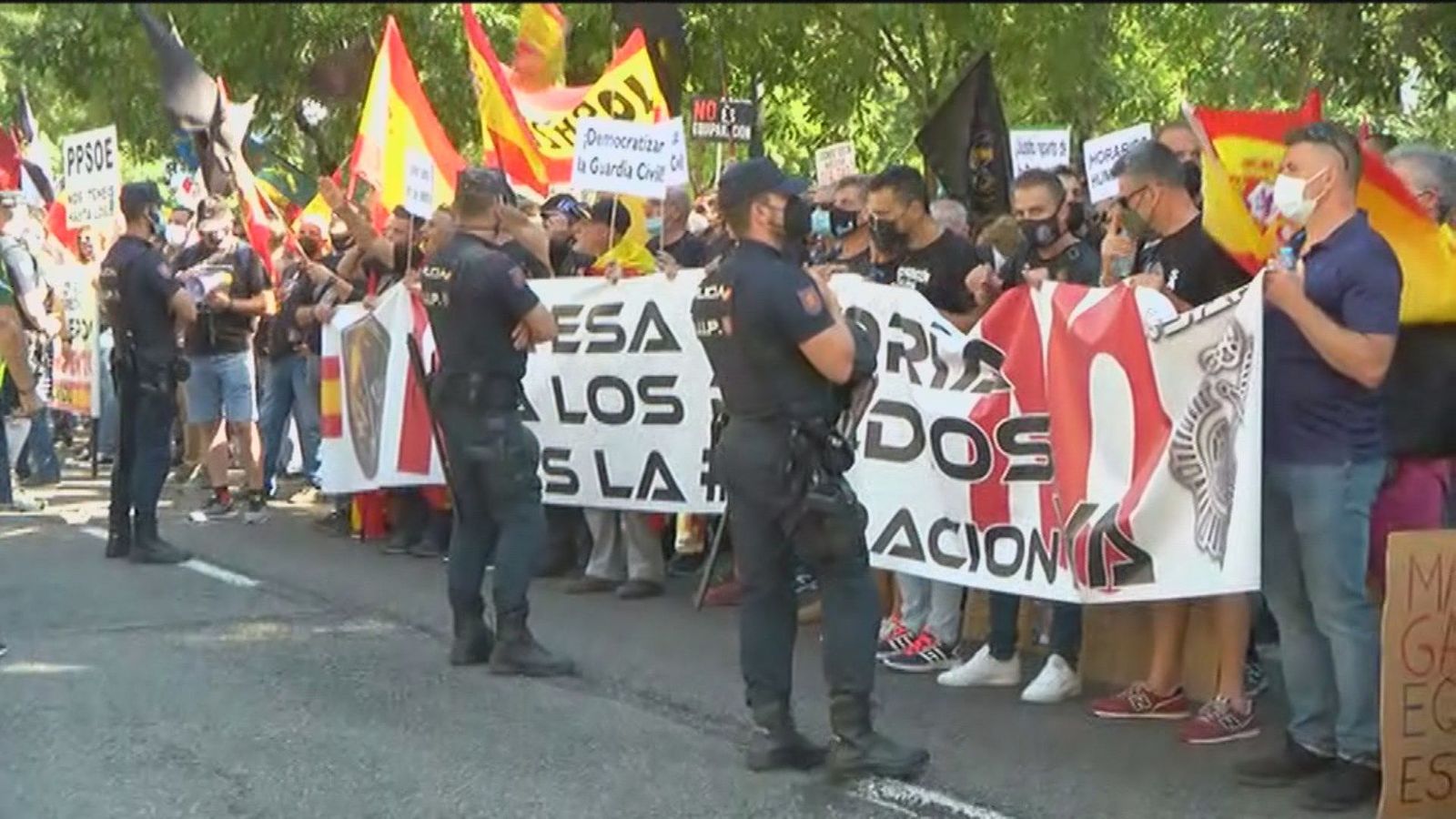 Agentes de Policía Nacional protestan frente a Interior para pedir igualdad salarial con los cuerpos autonómicos
