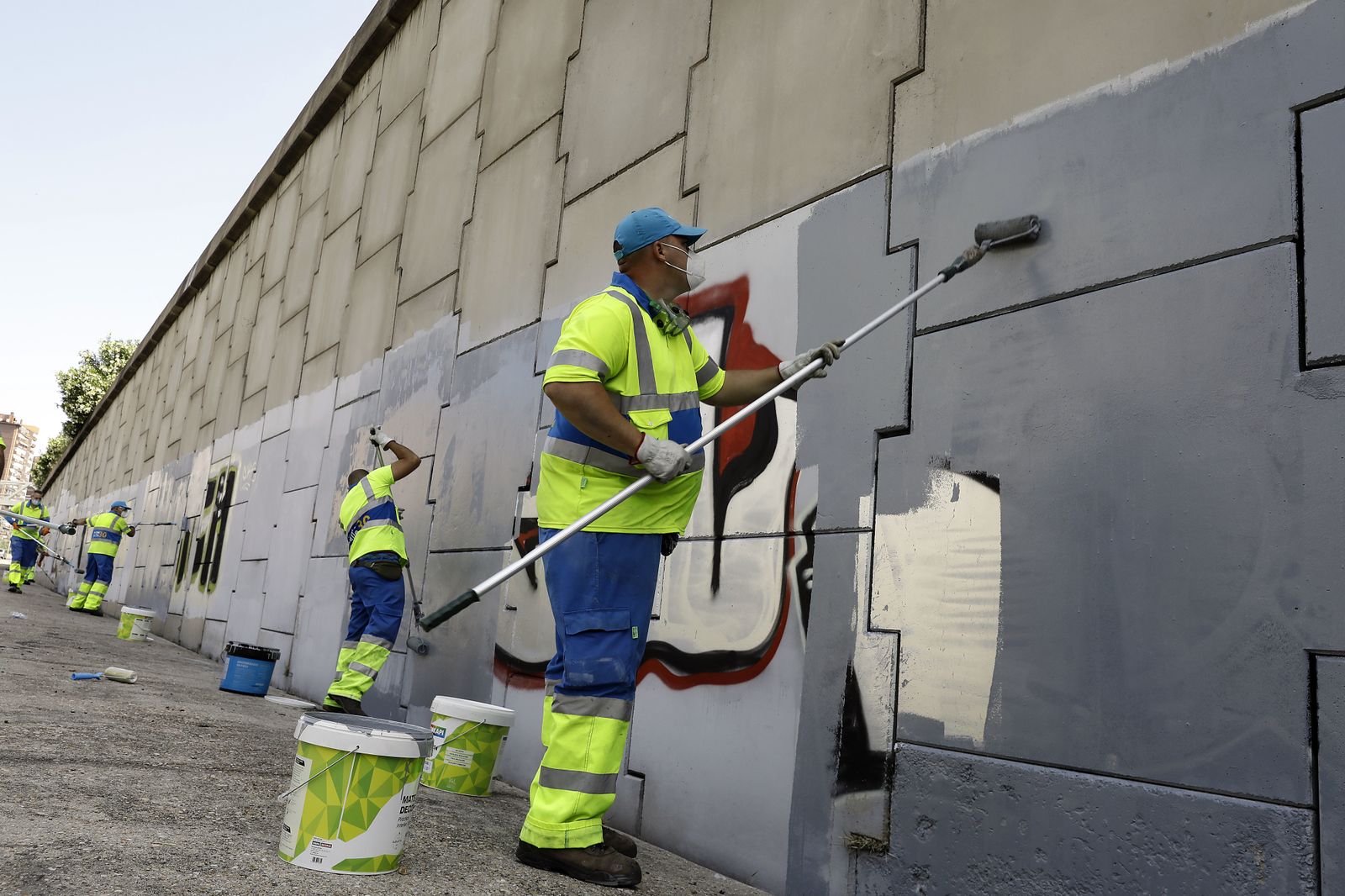Operarios de limpieza eliminan grafitis en Madrid