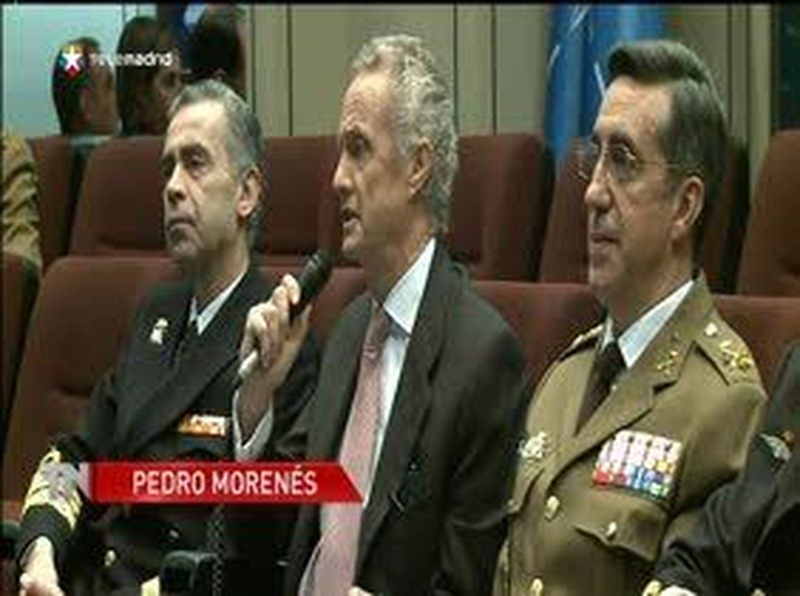 Morenés habla con las tropas españolas en el exterior