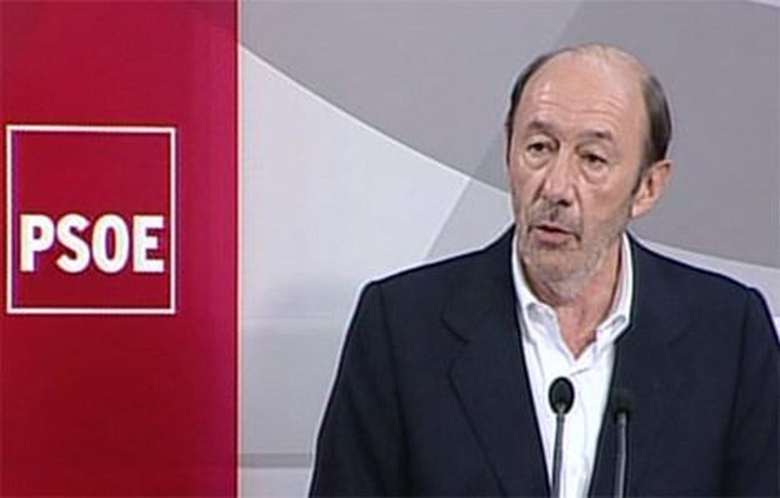 Rubalcaba no descarta la moción de censura si Rajoy no ofrece explicaciones