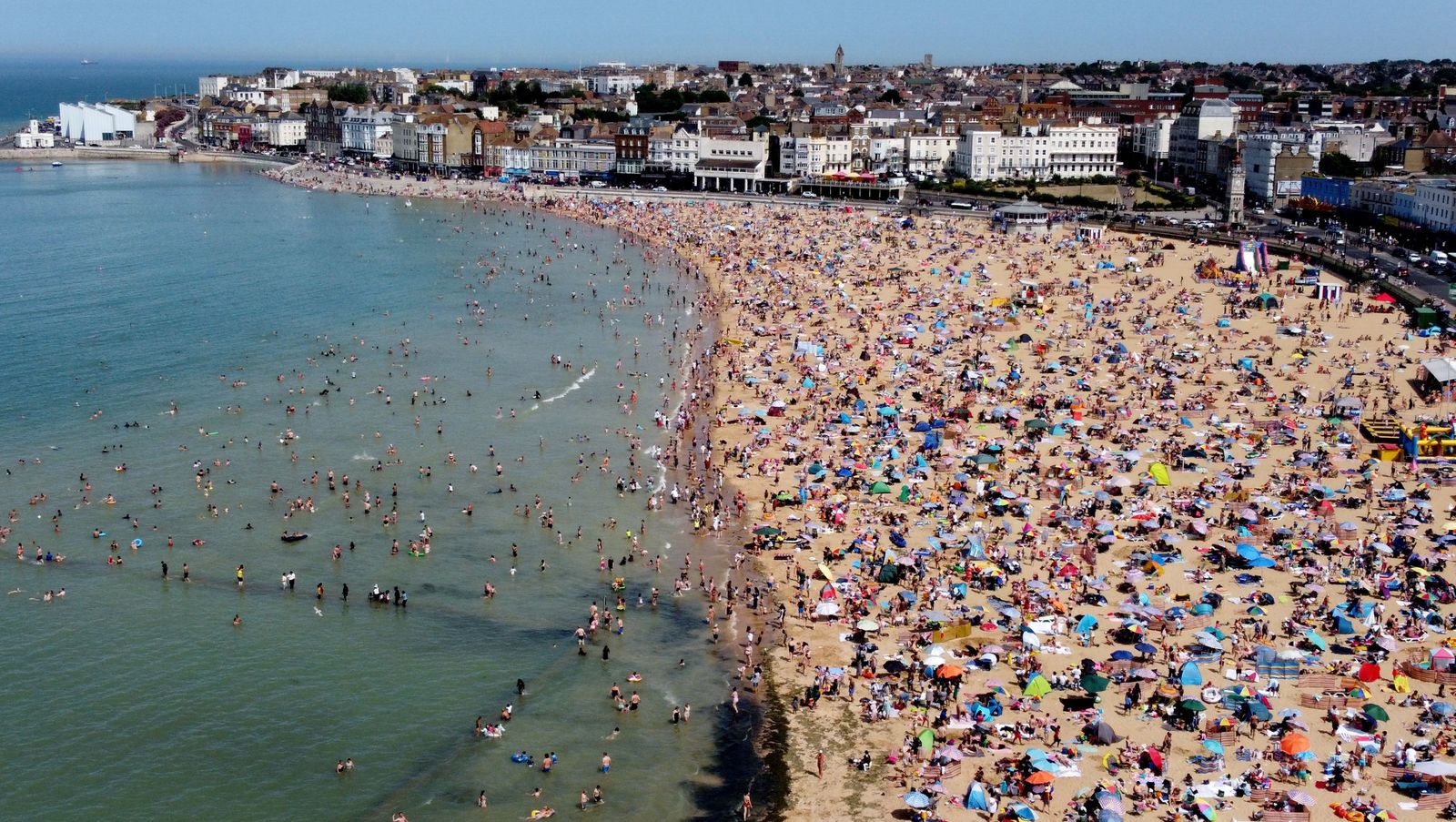 Temperaturas sin precedentes en Londres: escuelas cerradas, teletrabajo y trenes semivacíos por la ola de calor