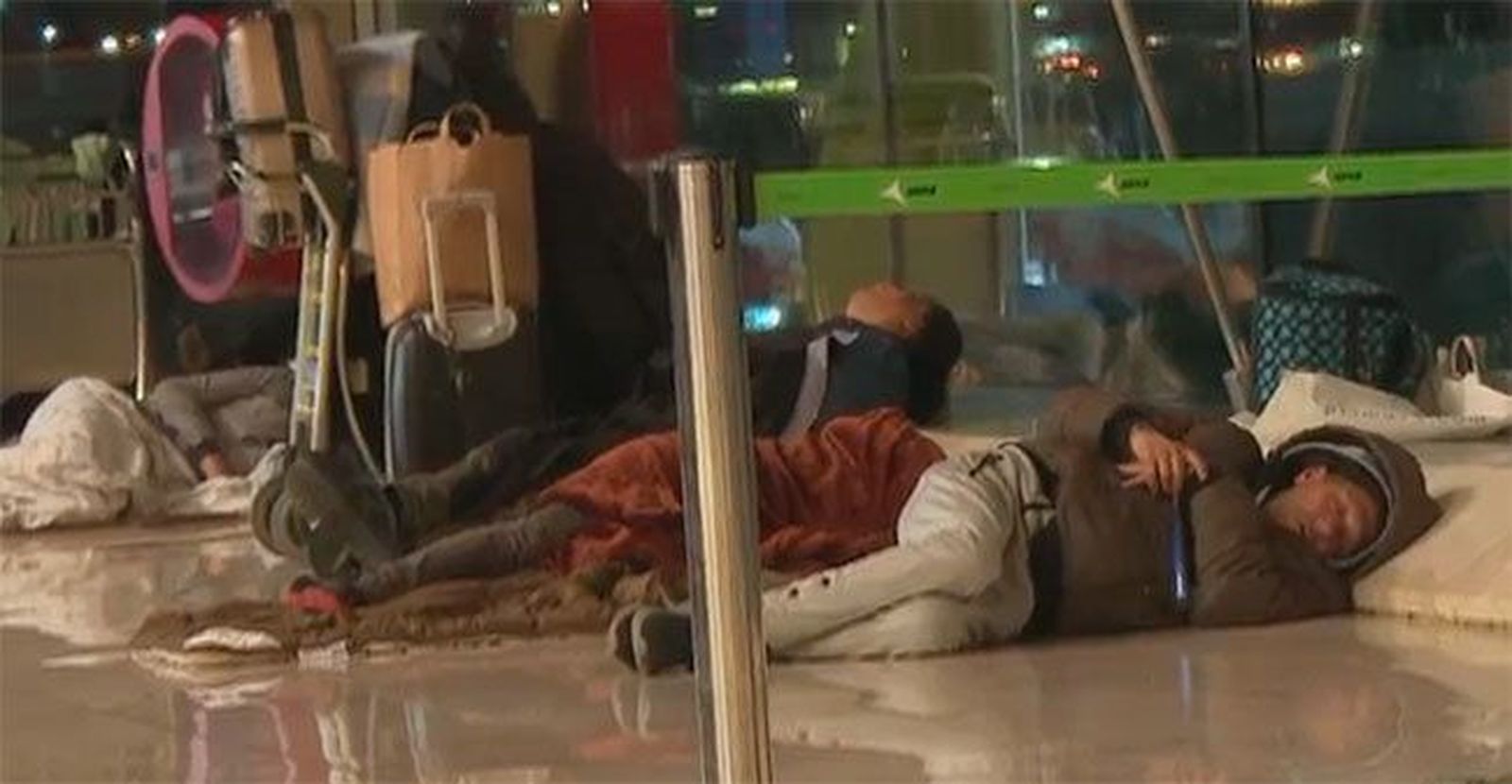 Las personas sin hogar que pernoctan en Barajas, motivo de controversia entre Administraciones