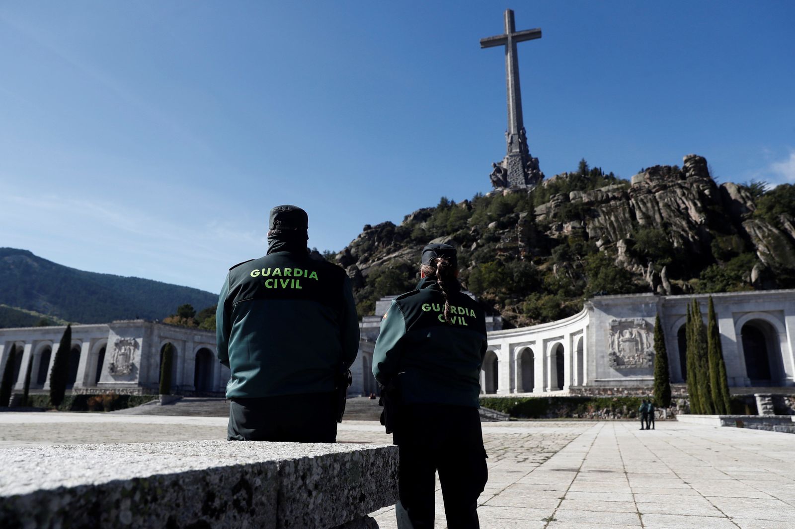 Dos guardias civiles esperan en el Valle de los Caídos