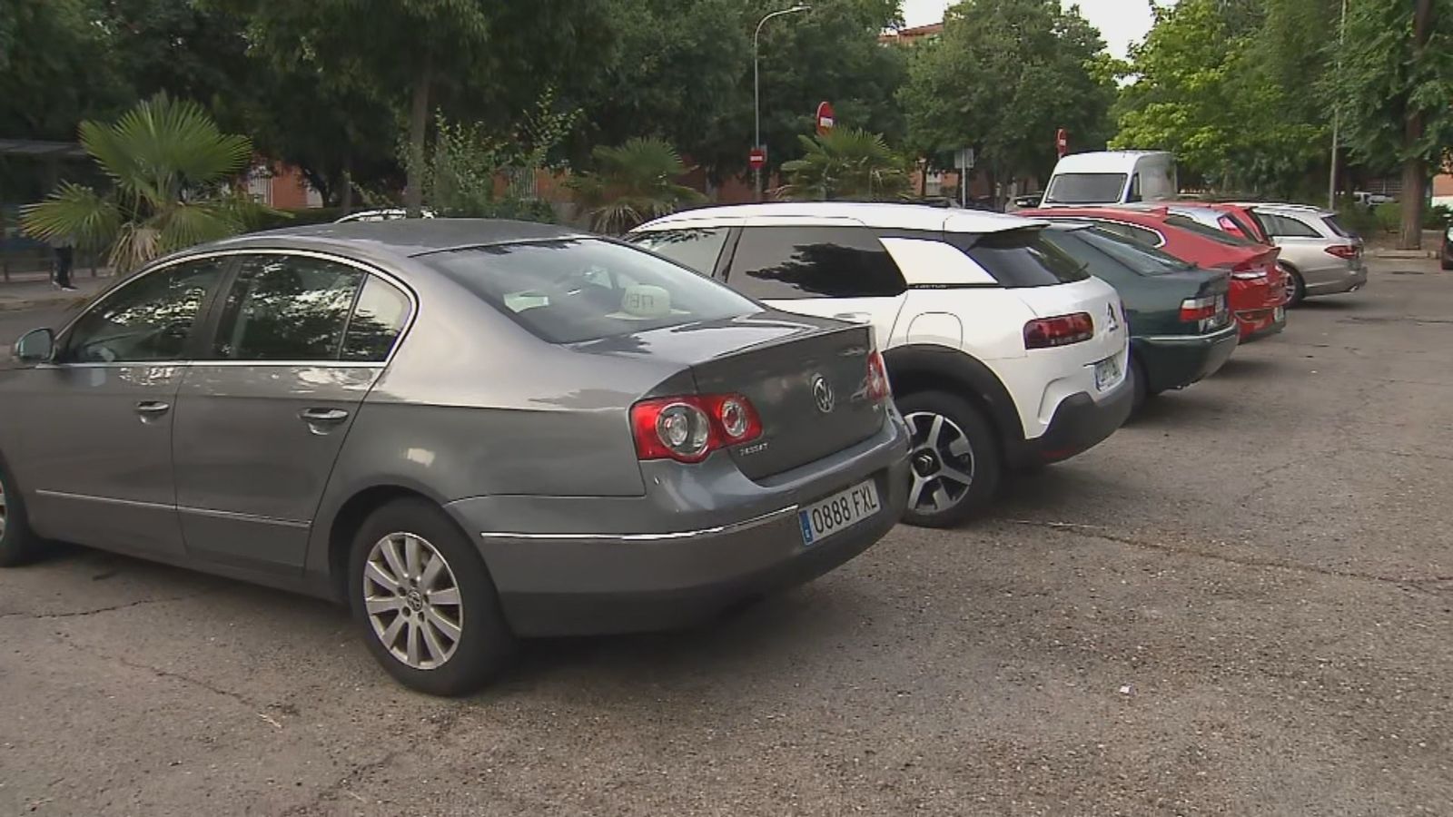 Coches en la Plaza Mayor del barrio de Ciudad Pegaso