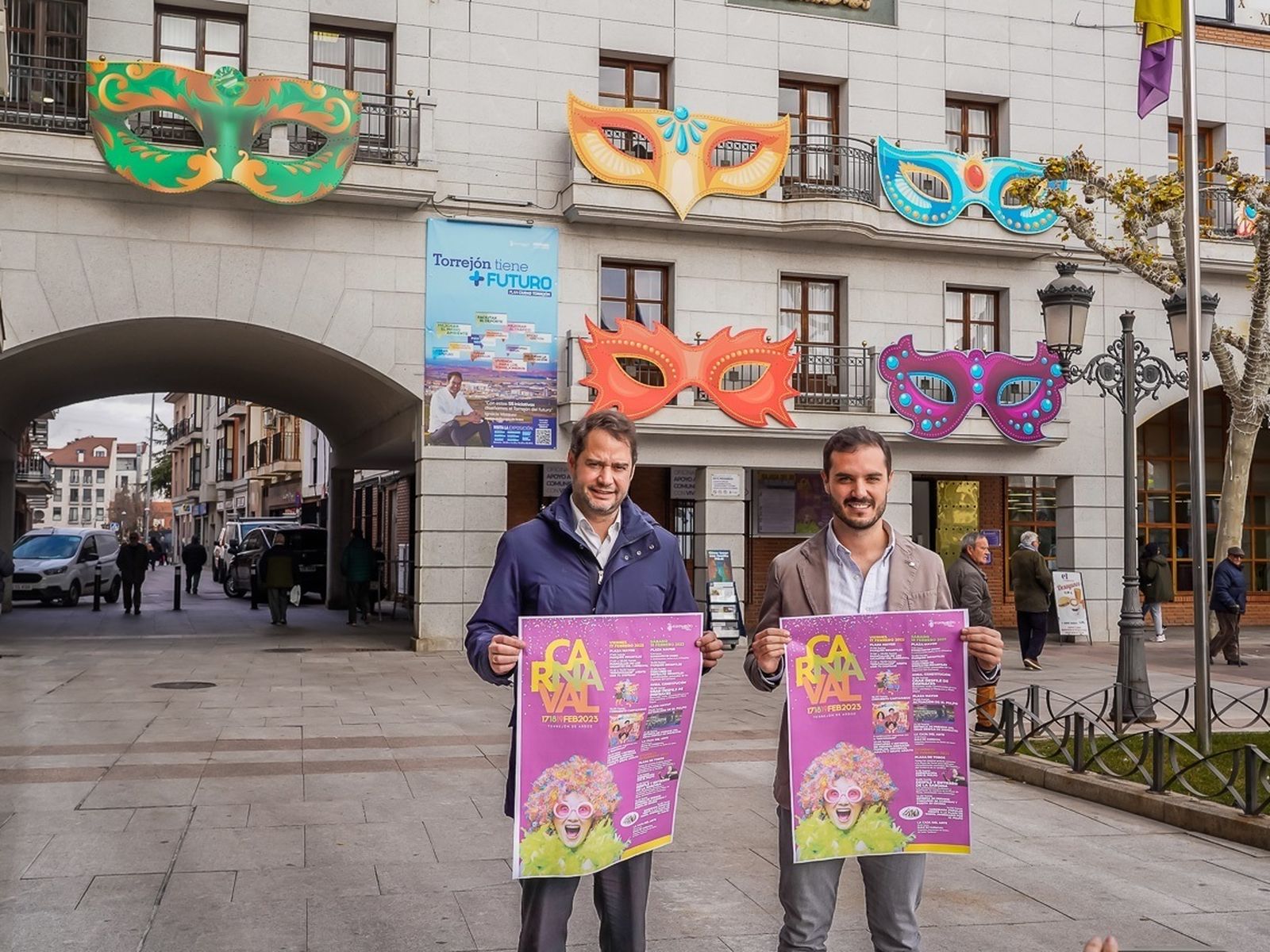 El alcalde de Torrejón, Ignacio Vázquez, posando con el cartel de este año