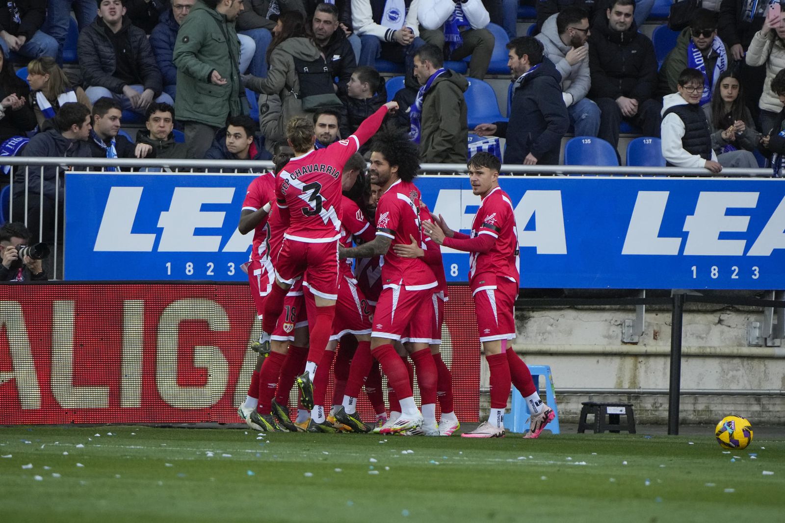 Los jugadores del Rayo Vallecano celebran el gol de Pathé Ciss en Mendizorroza
