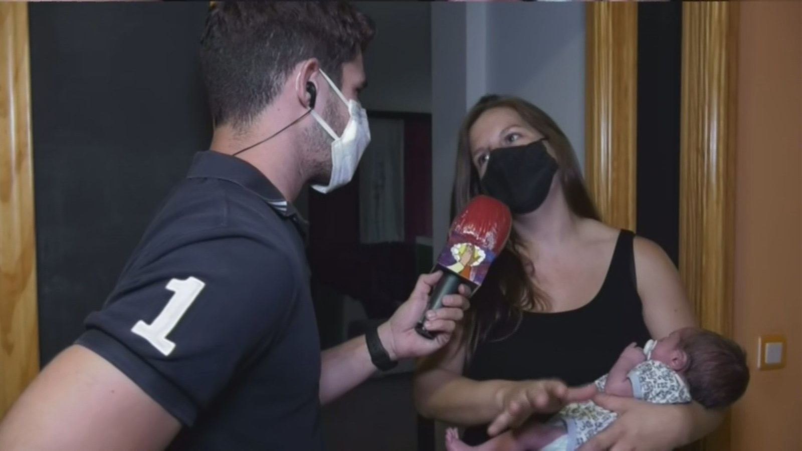 Mandan a una parturienta a casa y tiene el bebé en la bañera